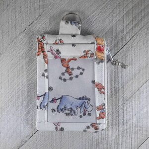 Estuche/portatarjetas/cartera pequeña de Disney Winnie the Pooh con flores, Tigger, Kanga y Roo, Ígor y Piglet