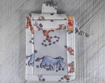 Estuche para identificación/portaidentificación/cartera pequeña de Disney Winnie the Pooh con flores, Tigger, Kanga y Roo, Eeyore, Piglet