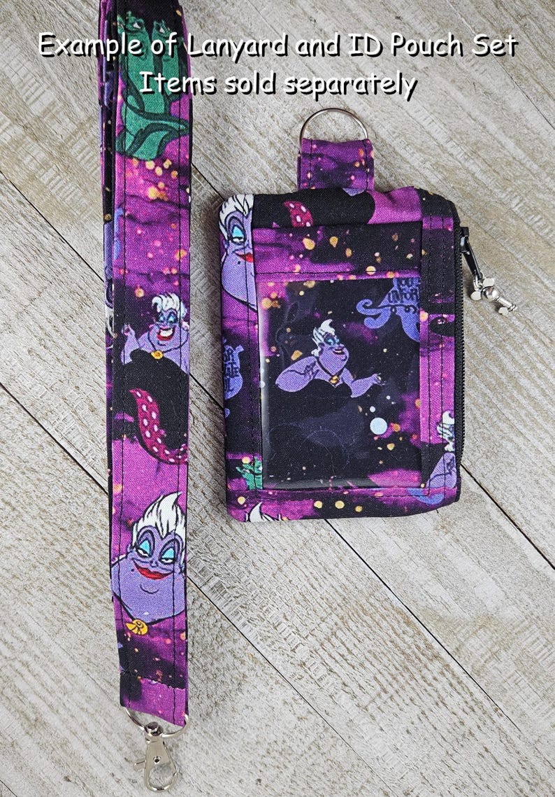 Puede incluir: Un conjunto de cord&oacute;n y funda para identificaci&oacute;n morados con un patr&oacute;n repetido de una bruja marina de dibujos animados sobre un fondo estrellado. La funda para identificaci&oacute;n tiene una ventana transparente y cierre de cremallera.