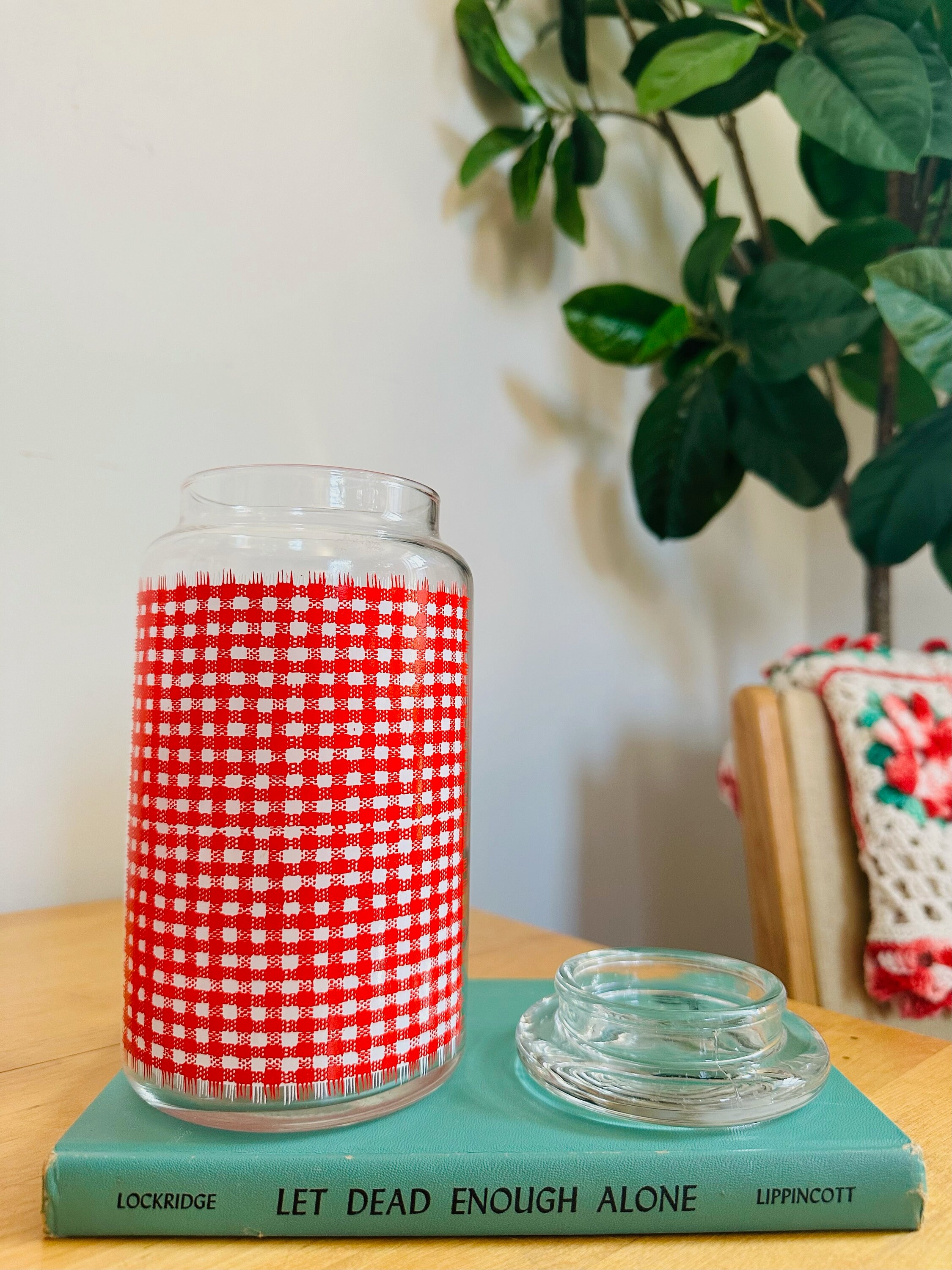 ヴィンテージガラスキャニスターセットのペア。赤と白の透明キッチン