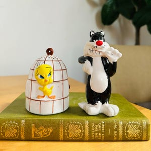 RARE Vintage Ceramic Taiwan Tweety Bird And Sylvester Warner Bros Comic Figurines Salt and Pepper Shakers