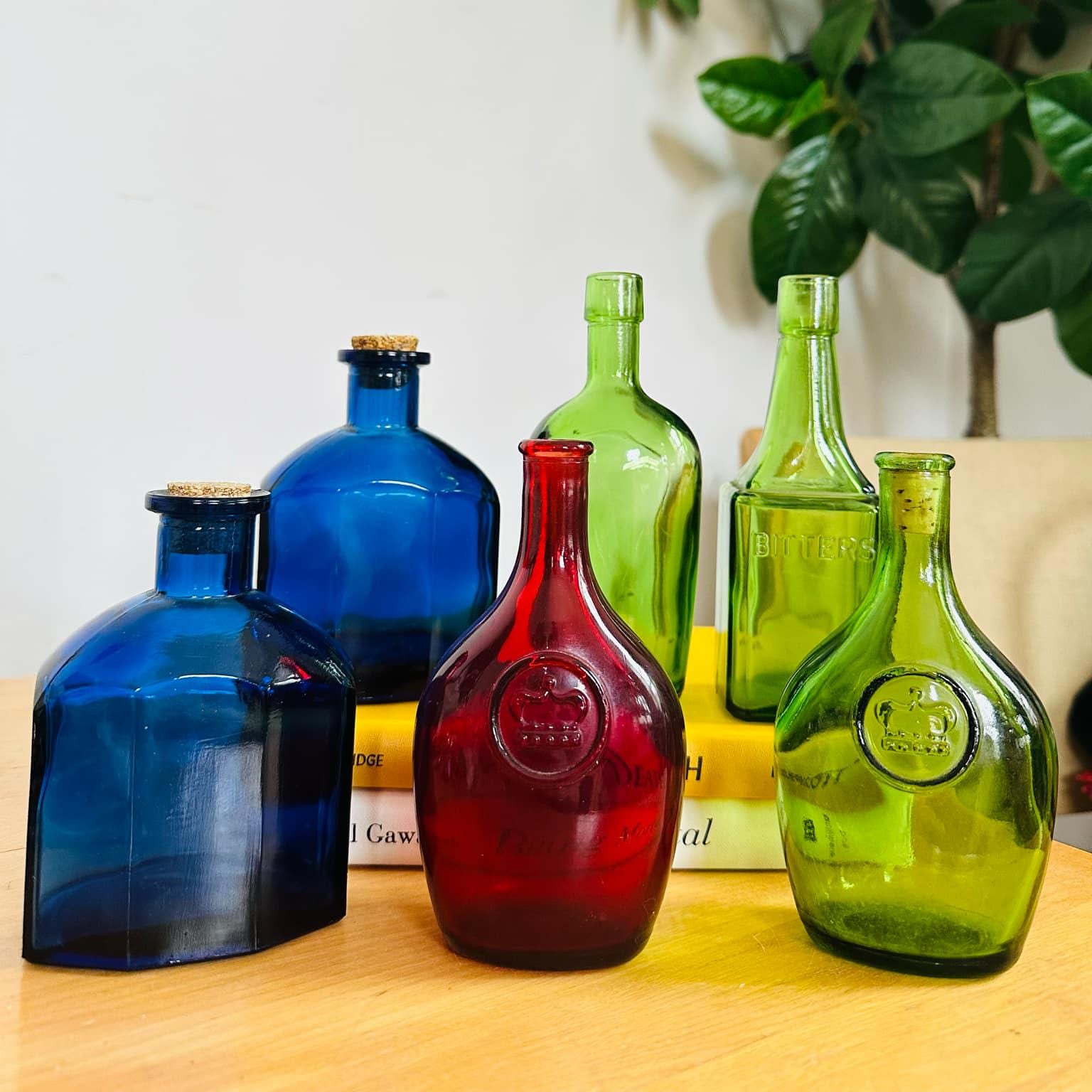 7er SET Antike Bunte Glas Flaschen Sammlerstück Vintage Rotes Glas Grünes Glas Kobalt Blau Mid Century