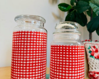 赤と白のキャニスターセット ヴィンテージガラスキャニスターセットのペア。赤と白の透明キッチン