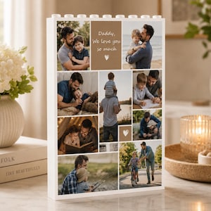 Può includere: Una cornice bianca a blocchi con più foto di famiglia. La cornice presenta il testo "Daddy, We love you so much" e grafiche a cuore. Le foto mostrano un padre e un figlio in varie attività.