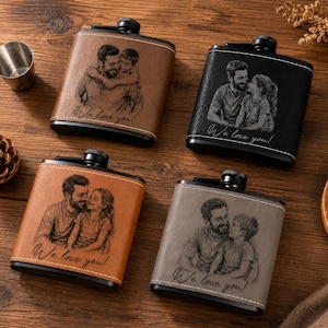 Könnte beinhalten: Vier personalisierte Flachmänner mit schwarzen Ober- und Unterteilen, jeweils mit einem anderen Bild von Vater und Kind. Die Flachmänner sind in Braun, Schwarz, Beige und Grau gehalten. Der Text "We love you!" steht darunter.