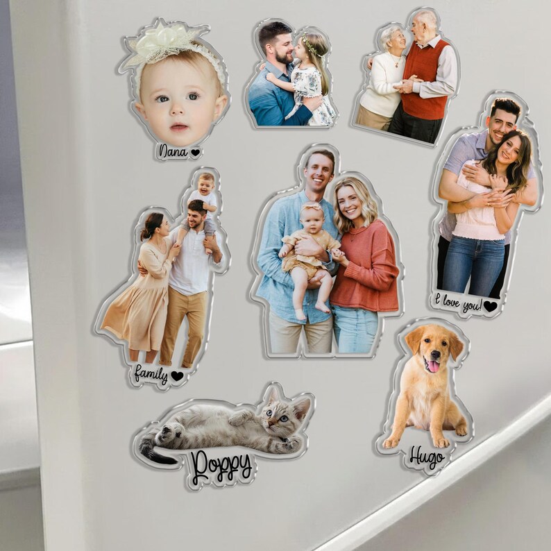 Pu&ograve; includere: Una collezione di calamite in acrilico trasparente con foto di famiglia, tra cui un bambino, coppie e animali domestici. Il testo include "Nana", "family", "I love you!", "Doggy" e "Hugo". Le calamite sono di varie forme e dimensioni, con finitura lucida.