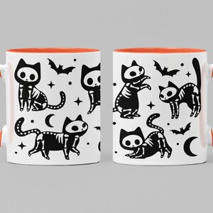 Pu&ograve; includere: Una tazza in ceramica bianca con un bordo arancione presenta un motivo ripetuto di gatti scheletro neri, pipistrelli e lune crescenti. La tazza ha un manico nero.