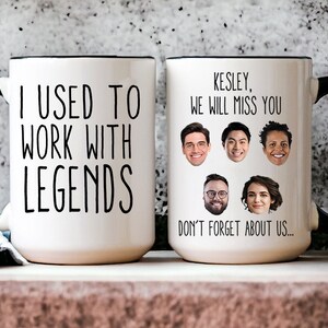 Pu&ograve; includere: Due tazze da caff&egrave; bianche con manici neri e bordi neri. La tazza a sinistra dice "Lavoravo con le leggende". La tazza a destra dice "Kesley, ci mancherai. Non dimenticarci..." e ha cinque piccole foto di persone su di essa.