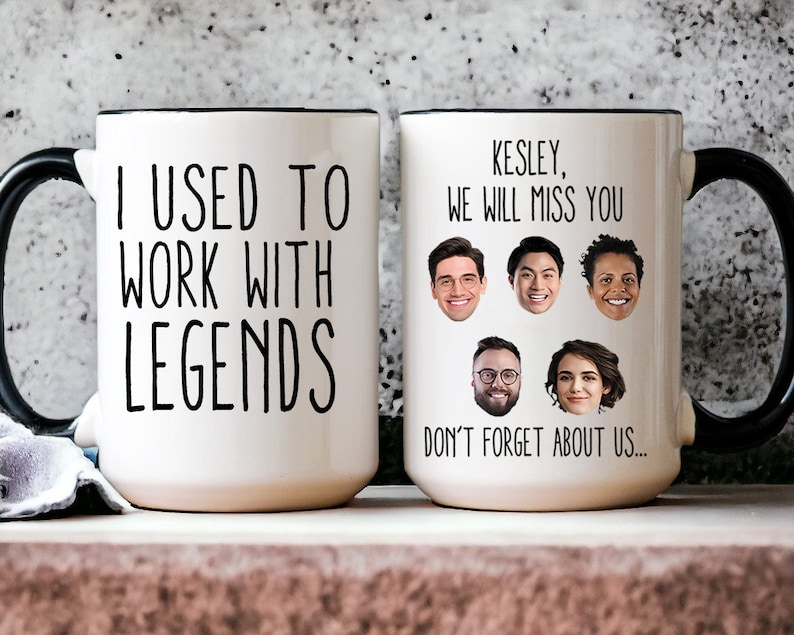 Pu&ograve; includere: Due tazze da caff&egrave; bianche con manici neri e bordi neri. La tazza a sinistra dice "Lavoravo con le leggende". La tazza a destra dice "Kesley, ci mancherai. Non dimenticarci..." e ha cinque piccole foto di persone su di essa.