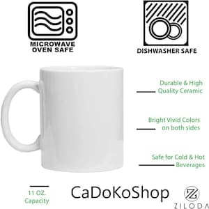 K&ouml;nnte beinhalten: Eine wei&szlig;e Keramiktasse mit einem Fassungsverm&ouml;gen von 310 ml. Die Tasse ist mikrowellengeeignet und sp&uuml;lmaschinenfest. Die Tasse ist mit "CaDoKoShop" beschriftet.