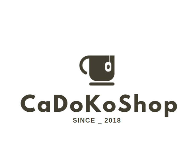 K&ouml;nnte beinhalten: Ein schwarz-wei&szlig;es Logo f&uuml;r einen Tee-Laden namens "CaDoKoShop" mit dem Slogan "SINCE_2018". Das Logo zeigt ein stilisiertes Bild einer Teetasse mit einem Teebeutel.