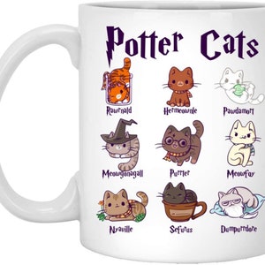 Könnte beinhalten: Weiße Keramiktasse mit einer bunten Illustration von Katzen mit Namen, die von Harry-Potter-Charakteren inspiriert sind. Der Text "Potter Cats" ist oben auf der Tasse in Schwarz gedruckt.