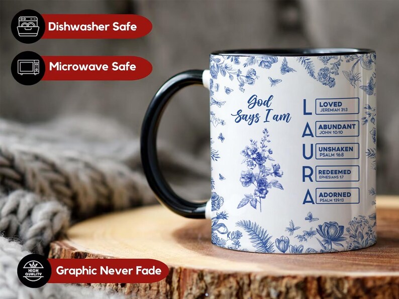Pu&ograve; includere: Tazza in ceramica bianca con manico e bordo neri, con disegni floreali blu e la scritta "Dio dice che io sono". Il nome "LAURA" &egrave; scritto verticalmente con parole ispiratrici e versetti biblici. Lavabile in lavastoviglie e microonde.