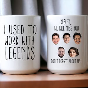 Pu&ograve; includere: Due tazze da caff&egrave; bianche con testo nero. La tazza a sinistra dice "Lavoravo con le leggende". La tazza a destra dice "Kesley, ci mancherai. Non dimenticarti di noi..." e ha cinque volti di persone su di essa.