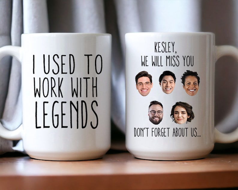 Pu&ograve; includere: Due tazze da caff&egrave; bianche con testo nero. La tazza a sinistra dice "Lavoravo con le leggende". La tazza a destra dice "Kesley, ci mancherai. Non dimenticarti di noi..." e ha cinque volti di persone su di essa.