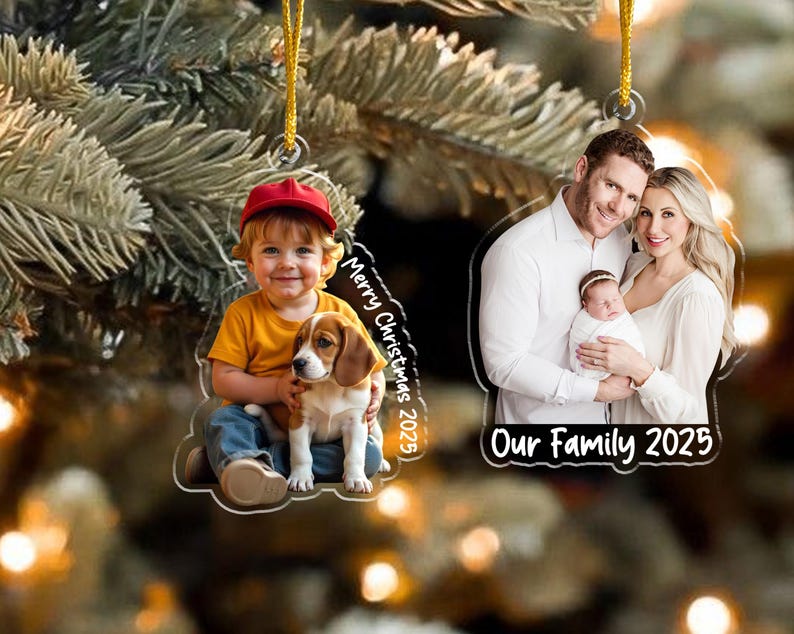Pu&ograve; includere: Due decorazioni natalizie trasparenti in acrilico. Una presenta un bambino con un berretto rosso che tiene un beagle, con il testo "Merry Christmas 2025". L'altra mostra una famiglia con un bambino, con il testo "Our Family 2025".