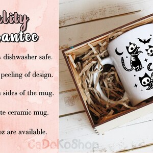 Pu&ograve; includere: Tazza in ceramica bianca con un design nero di tre gatti scheletro, pipistrelli e lune. La tazza &egrave; in una scatola regalo marrone con carta triturata. Il testo "Quality Guarantee" &egrave; sul lato sinistro dell'immagine. Il testo "Microwave & dishwasher safe. No fading or peeling of design. Print on both sides of the mug. Durable, white ceramic mug. 11oz and 15oz are available." &egrave; sul lato sinistro dell'immagine.