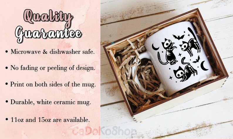 Pu&ograve; includere: Tazza in ceramica bianca con un design nero di tre gatti scheletro, pipistrelli e lune. La tazza &egrave; in una scatola regalo marrone con carta triturata. Il testo "Quality Guarantee" &egrave; sul lato sinistro dell'immagine. Il testo "Microwave & dishwasher safe. No fading or peeling of design. Print on both sides of the mug. Durable, white ceramic mug. 11oz and 15oz are available." &egrave; sul lato sinistro dell'immagine.
