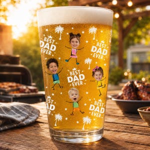 Może przedstawiać: Przezroczysta szklanka do piwa wypełniona złotym trunkiem, ozdobiona białym nadrukiem przedstawiającym palmy, gwiazdy oraz napis BEST DAD EVER, przeplatanym czterema unikalnymi portretami fotograficznymi dzieci z dorysowanymi ciałami.