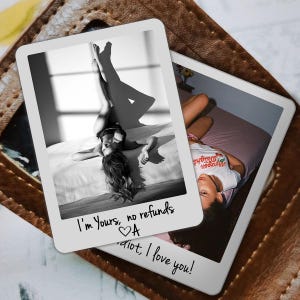 Può includere: Due foto in stile polaroid con testo scritto a mano. Una foto in bianco e nero mostra una persona sdraiata su un letto. L'altra foto mostra una persona con una maglietta bianca con la scritta "Watermelon Delight". Il testo sulle foto recita "I'm Yours, no refunds" e "idiot, I love you!"