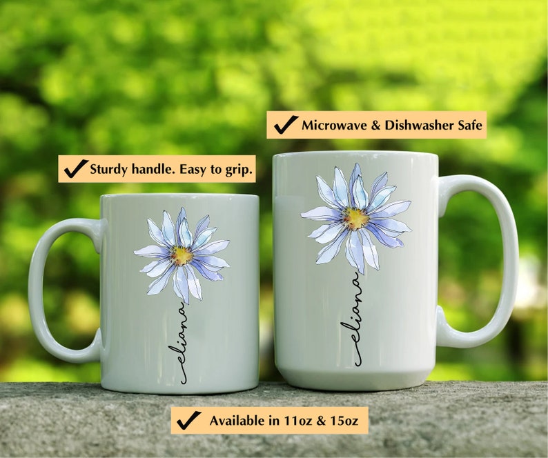 Puede incluir: Dos tazas de cer&aacute;mica blanca con un dise&ntilde;o de flor azul acuarela y el nombre "eliana" escrito verticalmente en la taza. Las tazas est&aacute;n disponibles en tama&ntilde;os de 11oz y 15oz. Las tazas son aptas para microondas y lavavajillas.