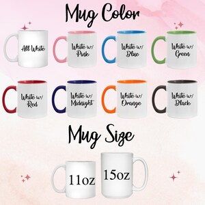 Pu&ograve; includere: Una collezione di tazze in ceramica bianca con interni e manici colorati, tra cui rosa, blu, verde, rosso, blu notte, arancione e nero. Il testo "Mug Color" e "Mug Size" sono visualizzati. Sono mostrate due dimensioni di tazza: 11oz e 15oz.
