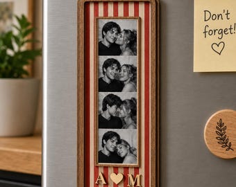 Gepersonaliseerde koelkastmagneet met fotostrip voor stellen, fotolijst met strepen voor een fotohokje, jubileumcadeau voor stellen, huwelijksherinnering