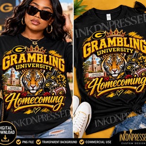 Pode incluir: Uma t-shirt preta com um design gráfico contendo o texto Grambling University Homecoming, um rosto de tigre, um edifício universitário, uma bola de futebol americano e um capacete. O design inclui detalhes em dourado e amarelo, uma coroa.