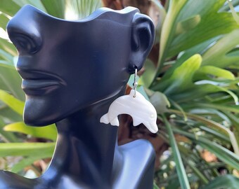 Pendientes de concha de delfín tallados, temática de playa, temática del océano, amante de la playa