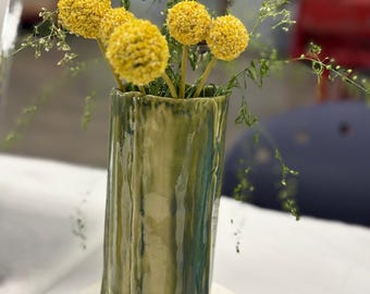 Handgemachte Blumenvase aus Keramik