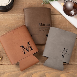 Los padrinos de boda personalizados pueden enfriar, ideas de regalos de padrino de boda personalizados, soporte de lata de cerveza grabado, regalo para él, padrino, accesorio de cuero para hombres