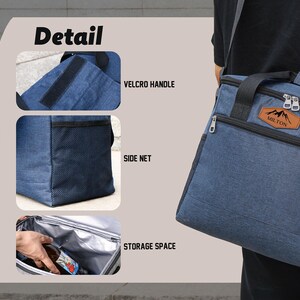 Puede incluir: Una bolsa de almuerzo azul aislada con un bolsillo de red lateral, un asa de velcro y un compartimento principal con cremallera. La bolsa tiene un parche de cuero marr&oacute;n con la palabra "MILTON" impresa en &eacute;l. La bolsa est&aacute; siendo sostenida por una persona.