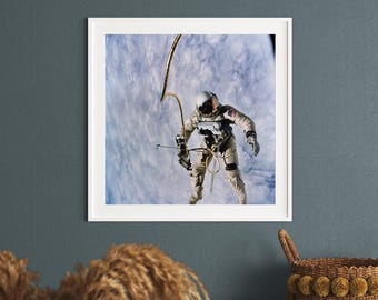 Astronaut im Weltraum schwebend, NASA Poster, Space Science Kunstdruck