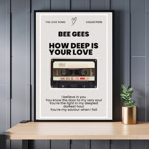 Puede incluir: Una impresión de cinta de casete blanca y negra con el texto "THE LOVE SONG", "BEE GEES", "HOW DEEP IS YOUR LOVE" y "COLLECTION". La cinta de casete es negra con una etiqueta roja y el texto "MK-60-6" en ella. El texto debajo de la cinta de casete dice "I believe in you, You know the door to my very soul, You're the light in my deepest darkest hour, You're my saviour when I fall."