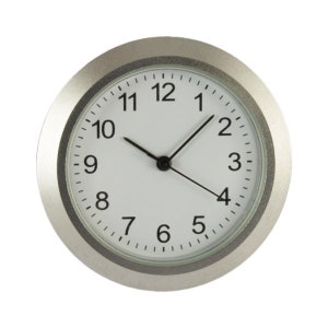 Puede incluir: Una esfera de reloj plateada con números y manecillas negros. La esfera está rodeada por un bisel plateado.
