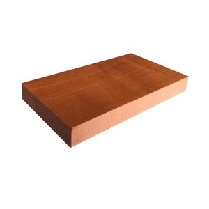 Peut inclure: Une pièce de bois rectangulaire avec une finition lisse brun rougeâtre. Le bois a un motif de grain naturel.