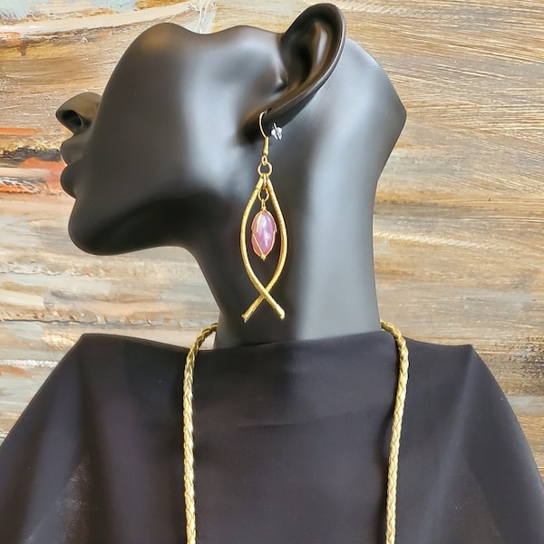 Belles boucles d'oreilles en herbe dorée naturelle avec quartz rose et collier en herbe dorée avec pierres naturelles (vendues séparément) / faites à la main au Brésil