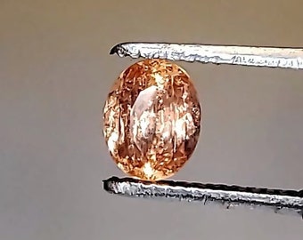 Natural Golden Bronze Oval Cut Imperial Topaz, 3.9 carats / Imperial Topaz from the mines of Ouro Preto, Minas Gerais, Brazil.