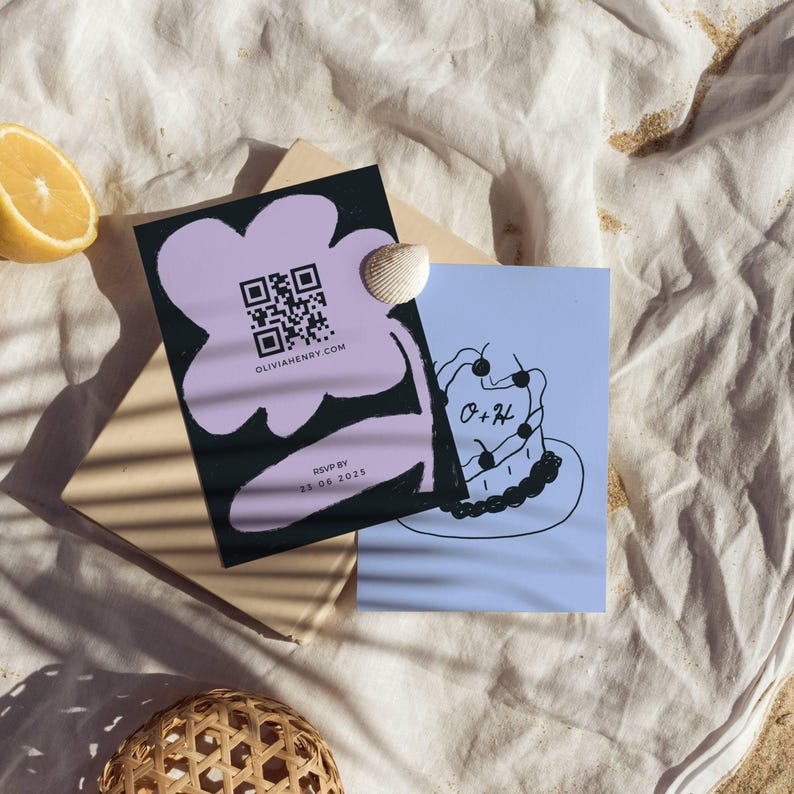 Może przedstawiać: Dwie karty zaproszeń ślubnych. Jedna karta zawiera kod QR w kształcie kwiatu, tekst "OLIVIA&HENRY.COM" i "RSVP BY 23.06.2025". Druga karta zawiera ilustrację tortu z inicjałami "O+H".