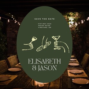 Peut inclure: Une invitation de mariage avec un ovale vert fonc&eacute; au centre, portant l'inscription "Save the Date" et les d&eacute;tails de l'&eacute;v&eacute;nement. En dessous, les noms "Elisabeth & Jason" sont affich&eacute;s. L'ovale contient des dessins d'une fourchette, de pain et d'un cocktail.