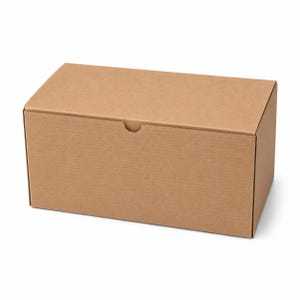 Peut inclure: Une boîte rectangulaire en carton avec une finition texturée brun clair. La boîte présente un couvercle à charnière avec une petite découpe semi-circulaire le long du bord avant pour faciliter l'ouverture. La conception est simple et fonctionnelle.