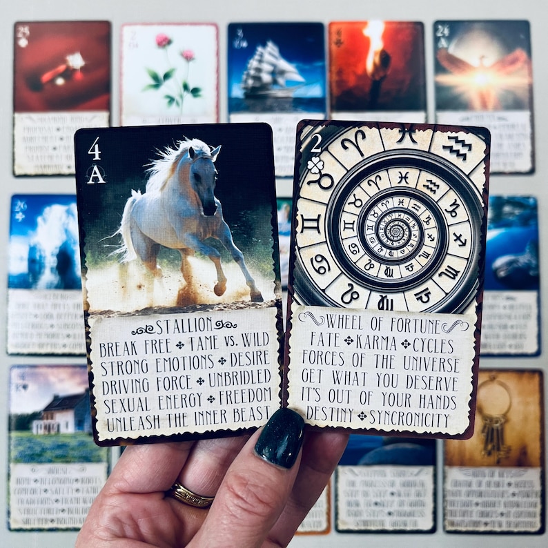 K&ouml;nnte beinhalten: Zwei Tarotkarten, eine mit einem wei&szlig;en Pferd, das an einem Sandstrand rennt, und dem Text "Stallion" und die andere mit einem kreisf&ouml;rmigen Design und dem Text "Wheel of Fortune".