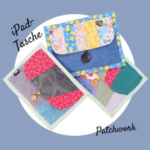 Könnte beinhalten: Patchwork-iPad-Hüllen in verschiedenen Farben und Mustern. Eine Hülle hat eine Jeans-Basis mit einer Klappe aus gelbem Blumenstoff und einem großen braunen Knopf. Die anderen Hüllen haben rote, graue und blaue Patchwork-Designs mit Holzknopfverschlüssen. Der Text "iPad-Tasche" ist sichtbar.