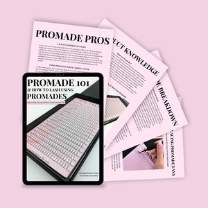 以下が含まれることがあります： デジタルタブレットには、「PROMADE 101 & HOW TO LASH USING PROMADES」というタイトルが表示され、まつげエクステの詳細が示されています。まつげエクステとテクニックに関するテキストが書かれた、いくつかのピンク色の情報シートがタブレットの周りに散らばっています。