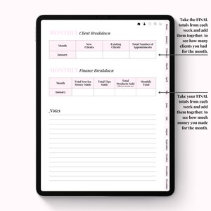 Op de afbeelding: Een digitale planner op een zwarte tablet. De planner heeft roze koppen voor "Client Breakdown" en "Finance Breakdown", met secties voor het bijhouden van afspraken, inkomsten en productverkopen. Instructies leggen uit hoe je wekelijkse cijfers optelt.
