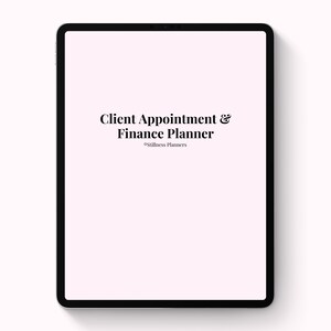 Op de afbeelding: Een zwarte tablet toont een roze scherm met de tekst "Client Appointment & Finance Planner" in een schreeflettertype. De tekst "Stillness Planners" staat onder de titel. De tablet heeft een zwarte rand en staat tegen een lichtroze achtergrond.