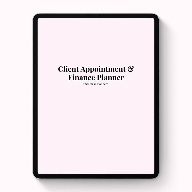 Op de afbeelding: Een zwarte tablet toont een roze scherm met de tekst "Client Appointment & Finance Planner" in een schreeflettertype. De tekst "Stillness Planners" staat onder de titel. De tablet heeft een zwarte rand en staat tegen een lichtroze achtergrond.