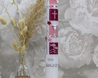 May include: White communion candle with pink and burgundy accents. The candle features a dove, cross, chalice, fish, and floral designs. The text "Zur Kommunion" and "Lena 23.04.2022" is inscribed on the candle.