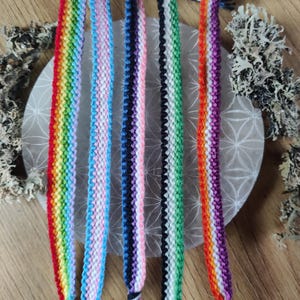 Pride Freundschaftsband – handgeknüpftes LGBTQ+ Armband in lesbian, gederfluid, trans, Regenbogen und aromatisch, queer Schmuck Geschenk