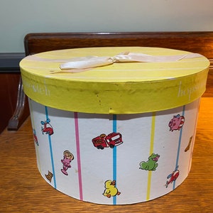 Vintage child&#39;s hat box